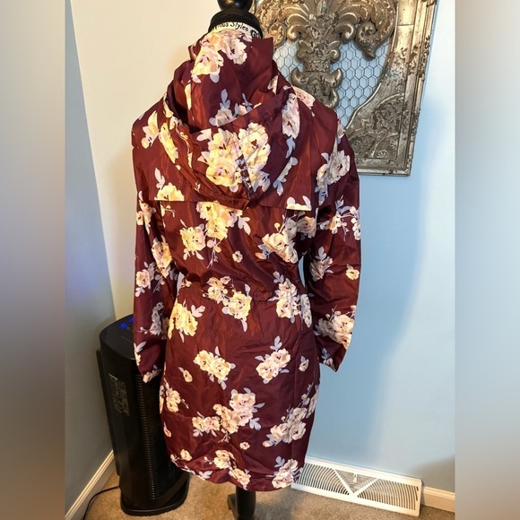 NWT Vera Bradley Women's Packable Water-Resistant Raincoat Maroon Sz SM 4/6 - Picture 3 of 10